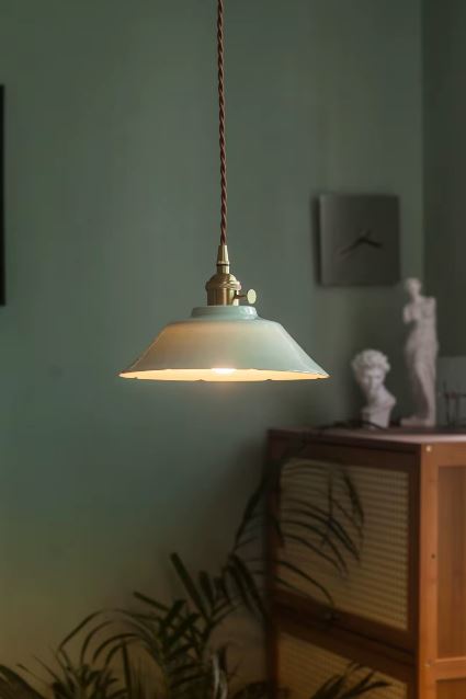 Suspension en céramique vert d’eau aux courbes ondées, idéale pour un intérieur vintage doux ou un décor minimaliste aux tonalités naturelles.