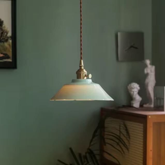 Suspension en céramique vert d’eau aux courbes ondées, apportant une touche rétro et minimaliste idéale pour un intérieur apaisant et naturel.