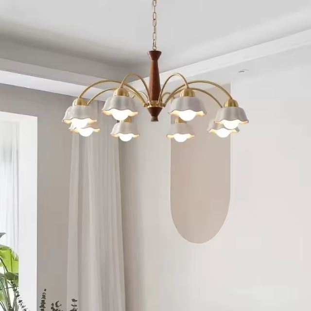 Suspension céramique vintage avec multiples abat-jours en forme de fleurs, idéale pour une lumière élégante et rétro.