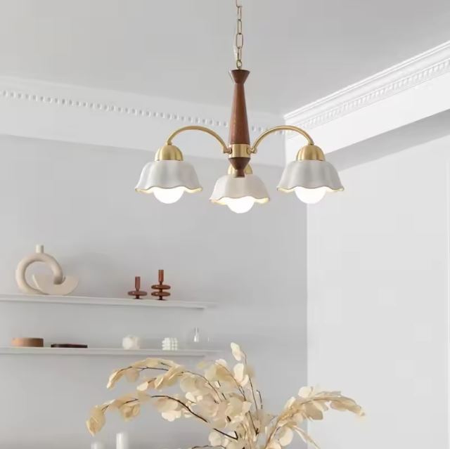 Suspension céramique vintage avec trois abat-jours fleuris, idéale pour une décoration discrète et rétro.