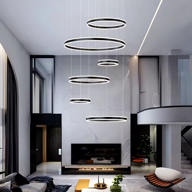 Suspension cerceau LED chic et épurée, idéale pour salon lumineux avec hauteur sous plafond généreuse.