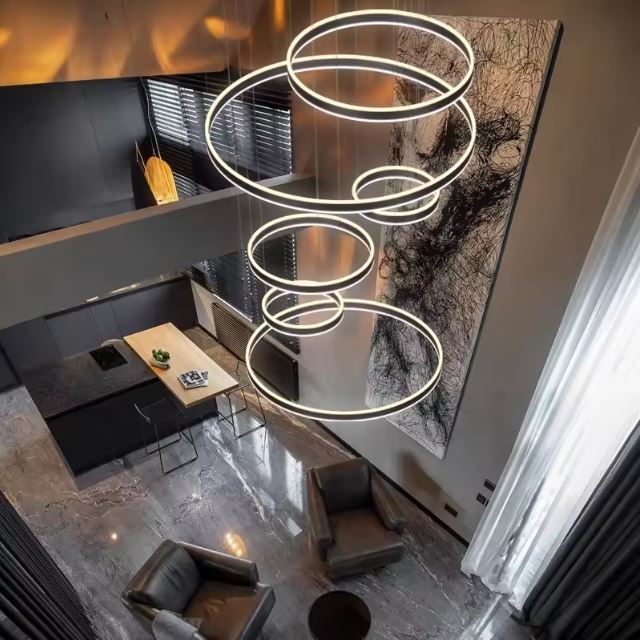 Suspension cerceau LED contemporaine, idéale pour mettre en valeur un intérieur à haut plafond moderne.