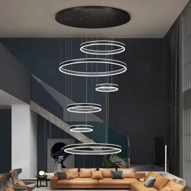 Suspension cerceau LED contemporaine pour grand salon design, parfaite avec une déco audacieuse et une hauteur sous plafond XXL.