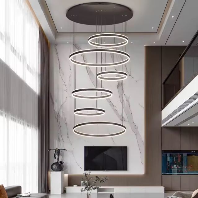 Suspension cerceau LED design idéale pour plafond haut, parfaite pour un salon contemporain et épuré.