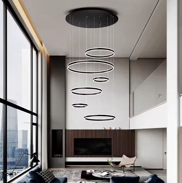 Suspension cerceau LED idéale pour loft moderne avec grandes baies vitrées et plafond cathédrale.