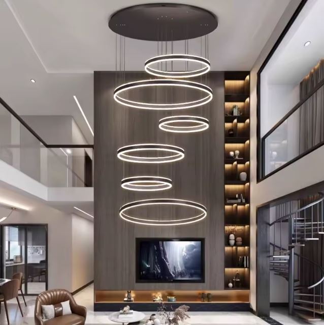 Suspension cerceau LED moderne pour salon double hauteur, parfaite pour un intérieur design et minimaliste.