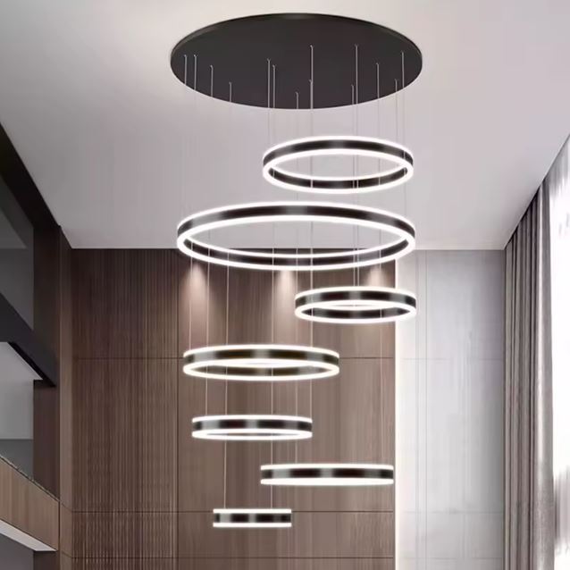 Suspension cerceau LED contemporaine avec fond bois texturé, parfaite pour sublimer un intérieur raffiné.
