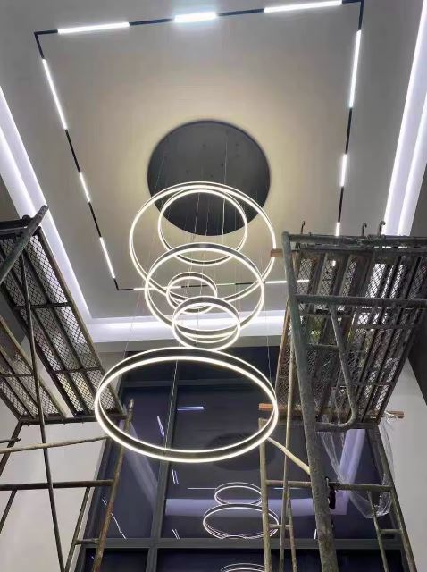 Suspension cerceau LED design vue du dessous, parfaite pour structurer un espace contemporain avec grande hauteur sous plafond.