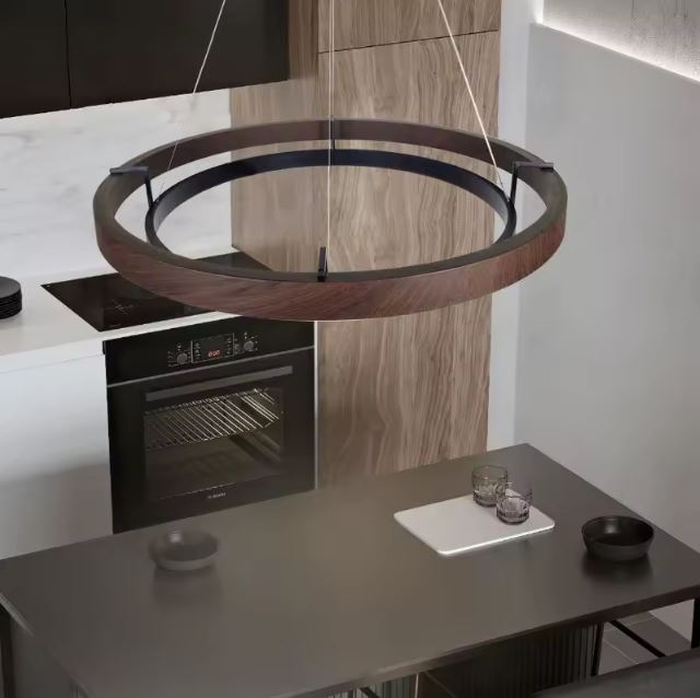 Suspension cercle bois et métal installée au-dessus d’un îlot de cuisine, parfaite pour un intérieur contemporain et raffiné.