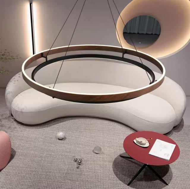 Suspension cercle bois et métal au design circulaire épuré, idéale pour un salon contemporain aux formes organiques et douces.