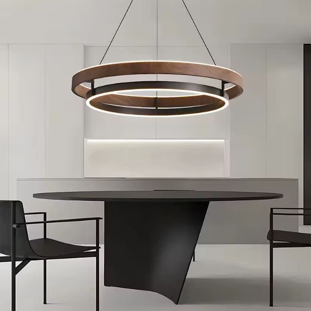 Suspension cercle bois et métal au style contemporain haut de gamme, parfaite pour une salle à manger élégante et architecturée.