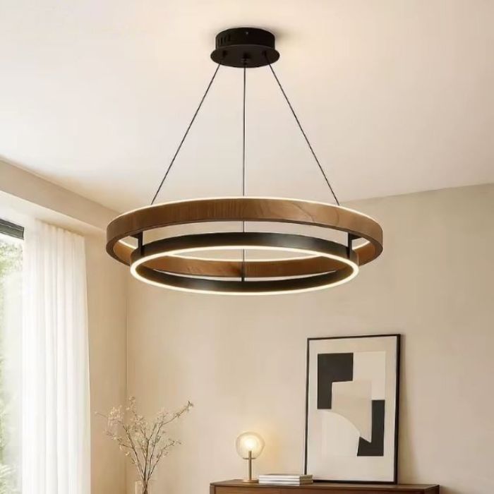 Suspension cercle bois et métal installée dans un salon lumineux au style scandinave, pour une ambiance douce et chaleureuse.