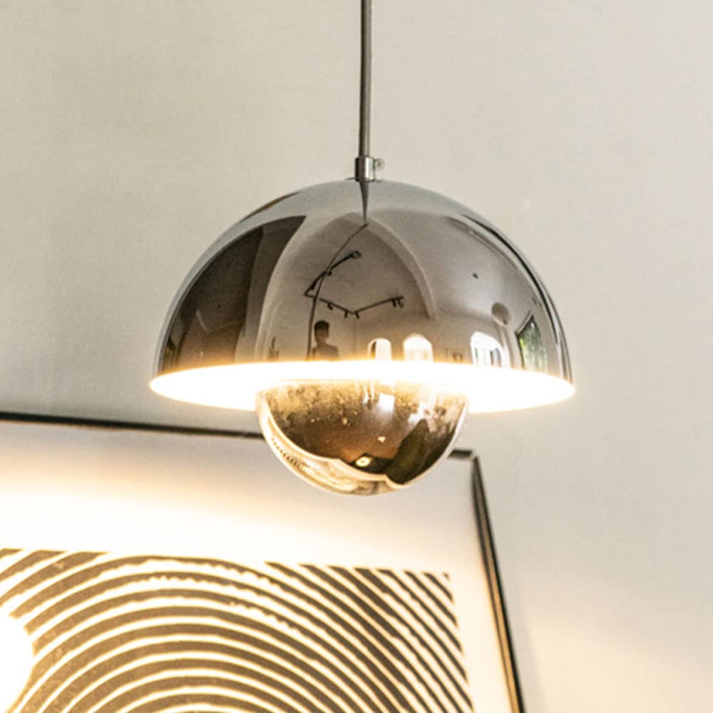 Suspension design style champignon en métal chromé brillant, luminaire moderne pour intérieur contemporain.