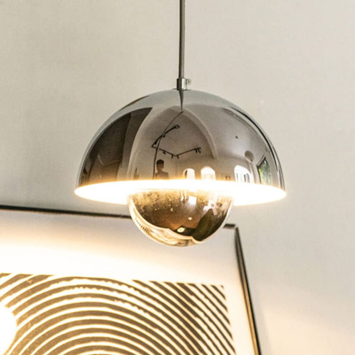 Suspension design style champignon en métal chromé brillant, luminaire moderne pour intérieur contemporain.