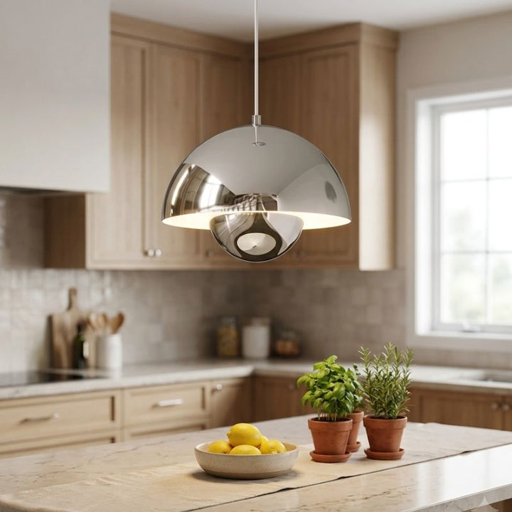 Suspension champignon chromée installée dans une cuisine lumineuse, style minimaliste et fonctionnel.
