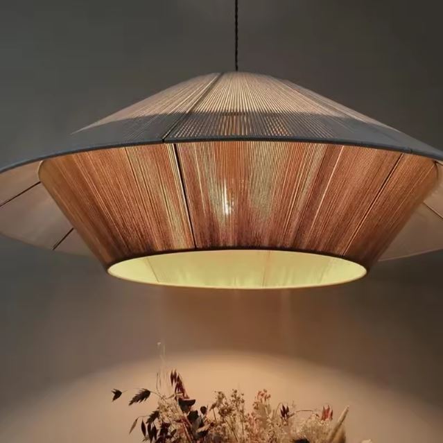 Suspension en chanvre diffusant une lumière chaleureuse, parfaite pour une ambiance cosy et naturelle.