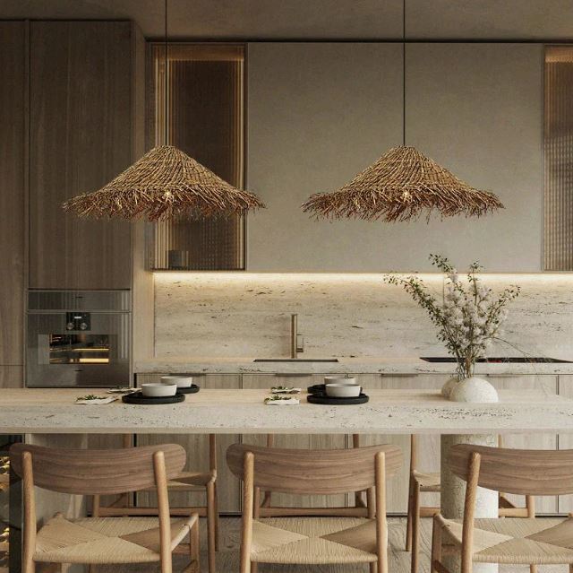 Suspension chapeau de paille au-dessus d’un îlot central, parfaite pour une cuisine minimaliste à l’esthétique douce et naturelle.