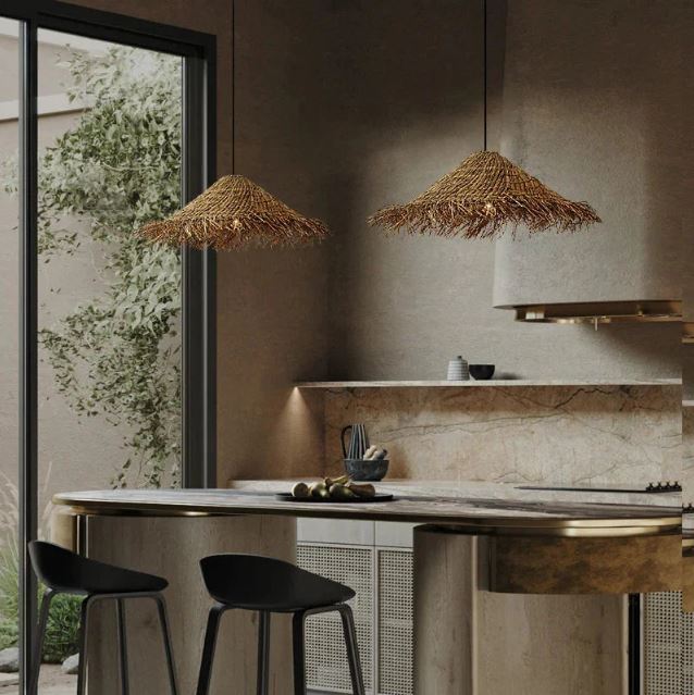 Duo de suspensions chapeau de paille au-dessus d’un îlot, parfaites pour une ambiance naturelle et élégante dans une cuisine moderne.