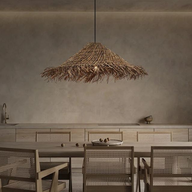 Suspension chapeau de paille au style bohème naturel, idéale pour une cuisine chaleureuse ou une salle à manger épurée.