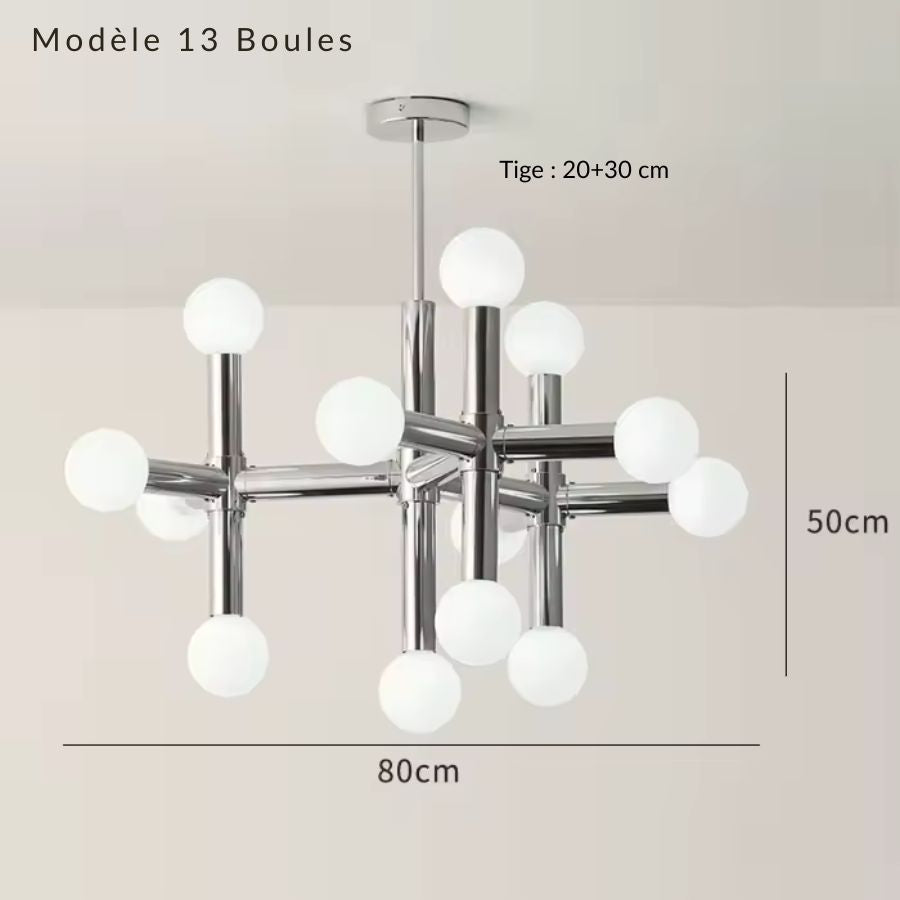 Suspension chromée à 13 globes opalins, au volume sculptural inspiré du design mid-century moderne