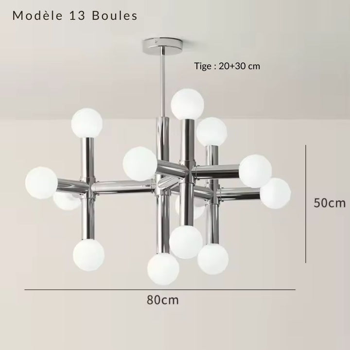 Suspension chromée à 13 globes opalins, au volume sculptural inspiré du design mid-century moderne