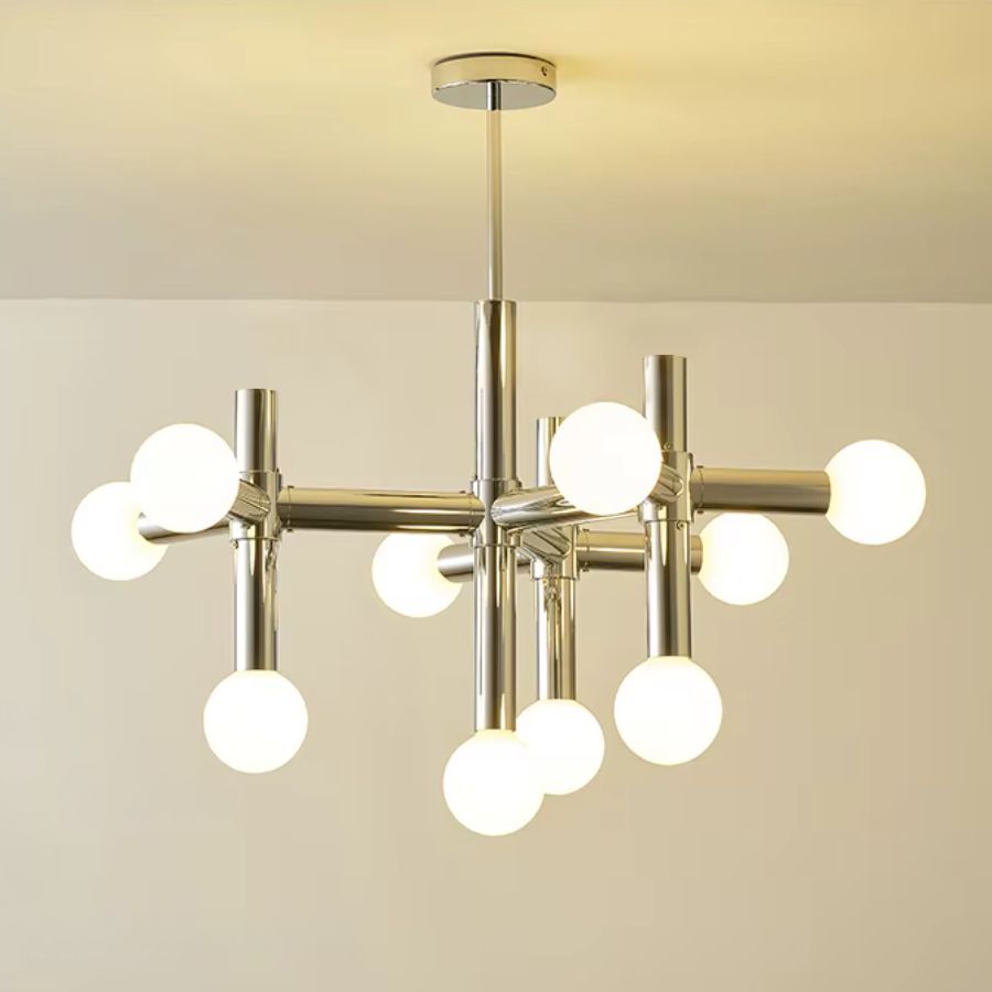 Suspension chromée à multiples globes opalins lumineux, aux lignes rétro-modernes et graphiques