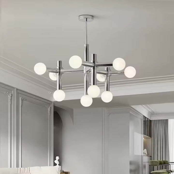Suspension chromée à globes opalins diffusant une lumière douce, dans un style moderne et élégant