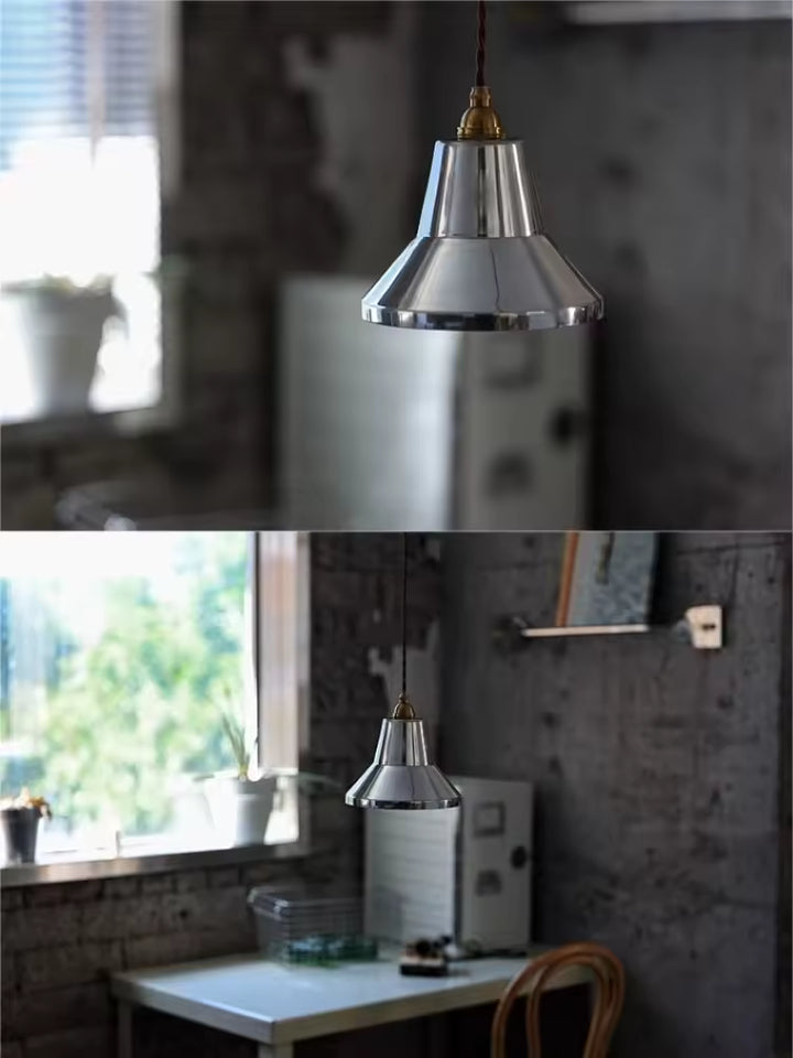 Avec son abat-jour chromé aux lignes rétro, cette suspension industrielle apporte une touche vintage à la cuisine