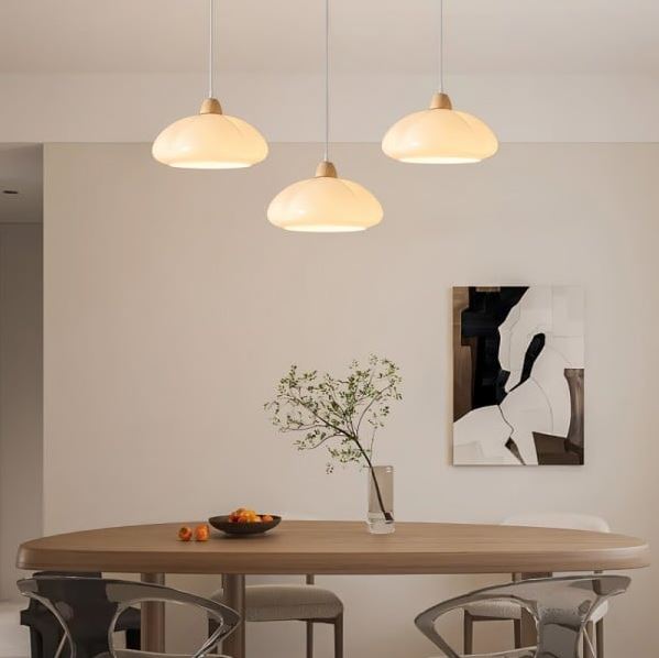 Suspension citrouille blanche au design épuré, parfaite pour illuminer avec élégance une salle à manger contemporaine.