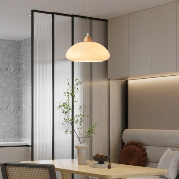 Suspension citrouille blanche raffinée pour une décoration intérieure lumineuse et chaleureuse dans un style moderne.
