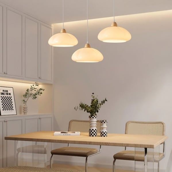 Suspension citrouille blanche en trio, idéale pour illuminer une salle à manger moderne au style épuré.