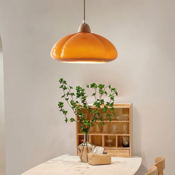 Suspension citrouille orange élégante, idéale pour apporter une touche chaleureuse et moderne à votre salle à manger.