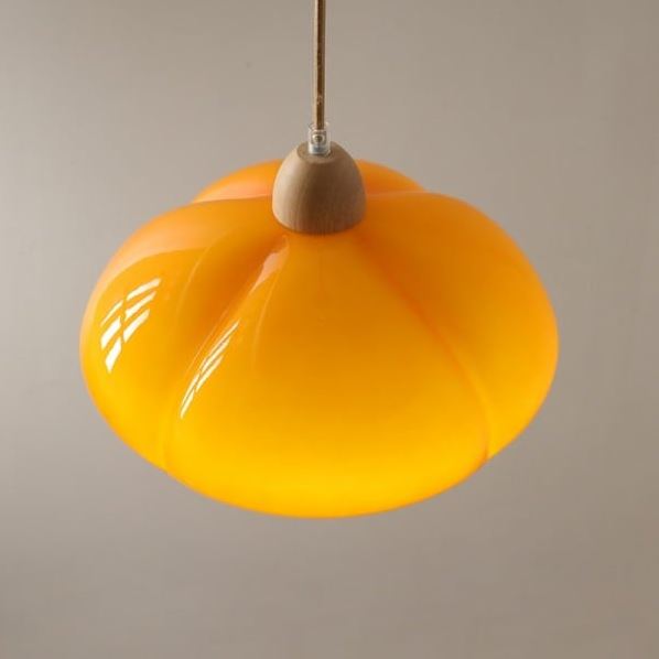 Suspension citrouille orange au design original, idéale pour sublimer votre éclairage intérieur avec élégance.