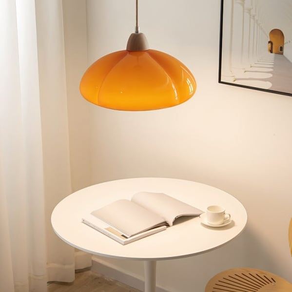 Suspension citrouille orange idéale pour ajouter une touche design et chaleureuse à une cuisine ou un salon moderne.