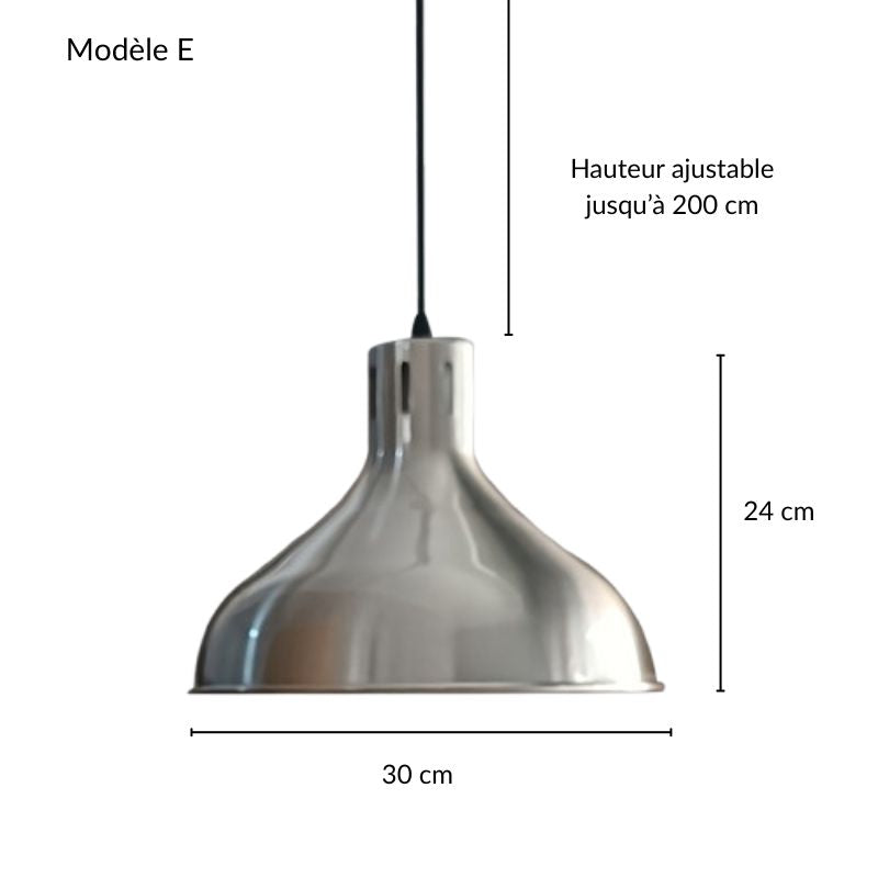 Suspension en forme de cloche arrondie, finition métal brossé classique et chic.