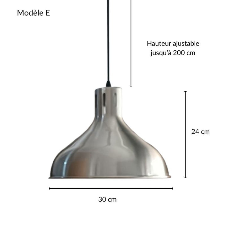 Suspension en forme de cloche arrondie, finition métal brossé classique et chic.