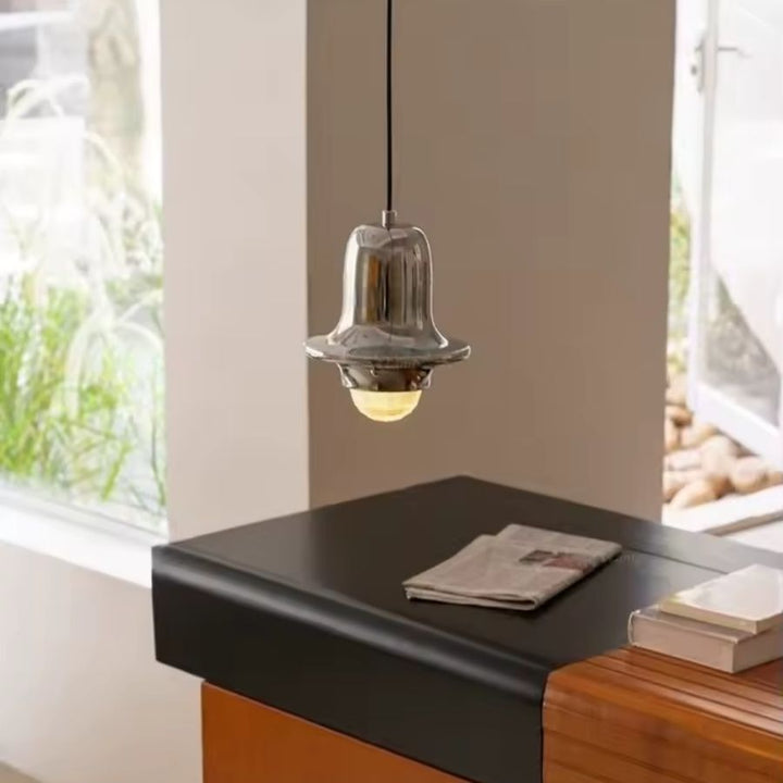 Suspension cloche chromée à diffuseur en verre strié, esprit vintage chic au-dessus d’une console