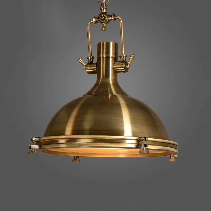 Abat-jour cloche en métal bronze doré, suspension factory vintage avec éclairage chaleureux dirigé vers le bas