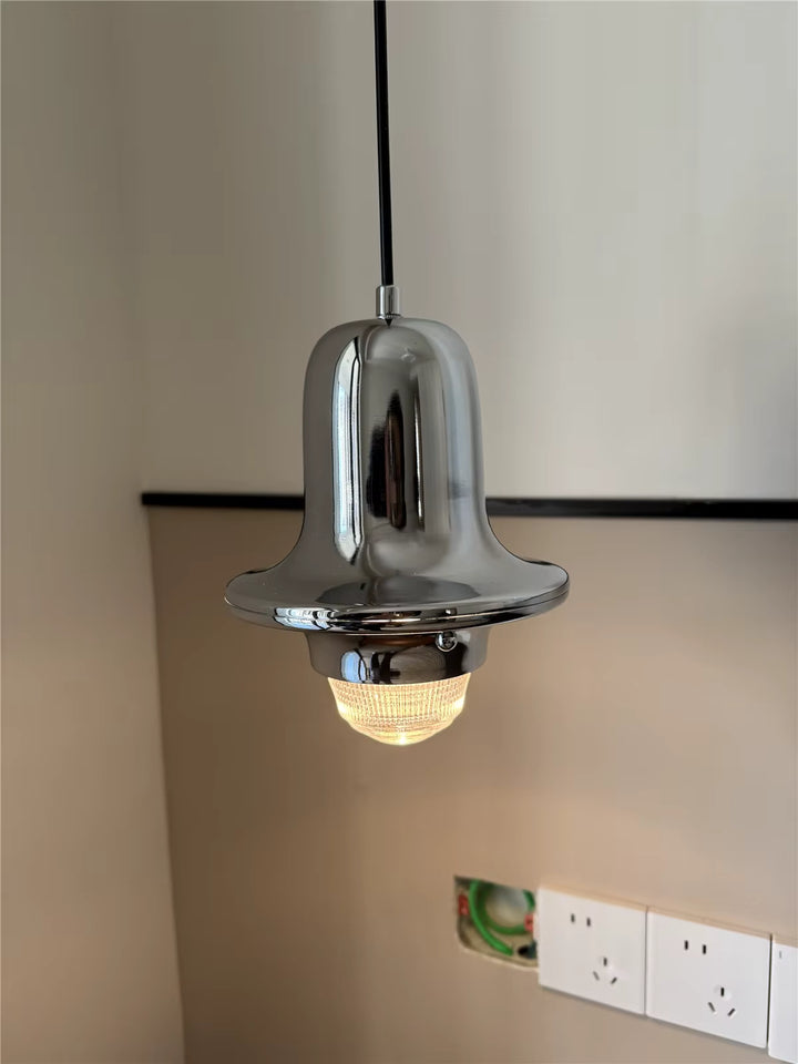 Cloche en métal chromé avec diffuseur en verre strié éclairé, au style vintage raffiné et lumineux