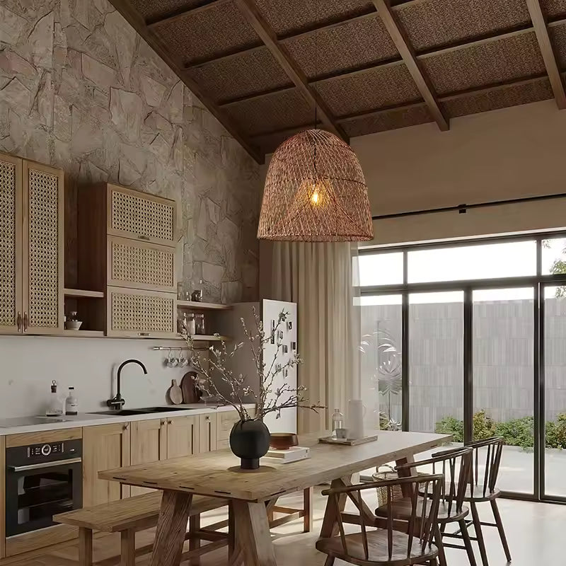 Au-dessus d'une table en bois, suspension cloche en rotin tressé à double abat-jour dans une salle à manger rustique chic.