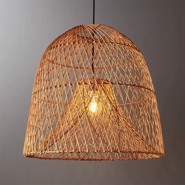 Suspension en rotin naturel tressé en forme de cloche, avec double abat-jour ajouré et lumière chaude au style bohème.