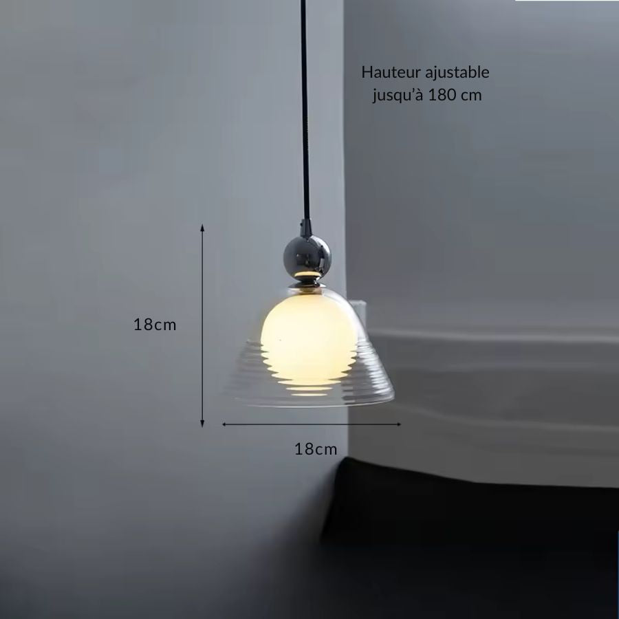Dimensions de la suspension en verre soufflé et globe opalin : 18 cm de large et hauteur réglable jusqu’à 180 cm