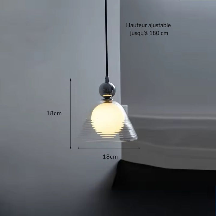 Dimensions de la suspension en verre soufflé et globe opalin : 18 cm de large et hauteur réglable jusqu’à 180 cm