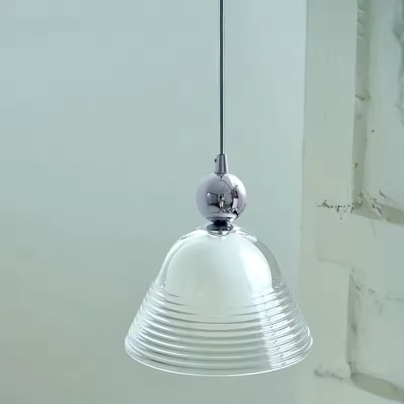 Cloche en verre soufflé strié au charme rétro chic, avec globe opalin et finition chromée