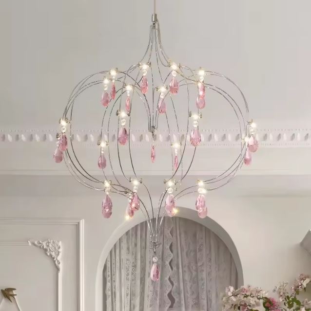 Suspension cœur en acier inoxydable ornée de pampilles en cristal rose au charme romantique.