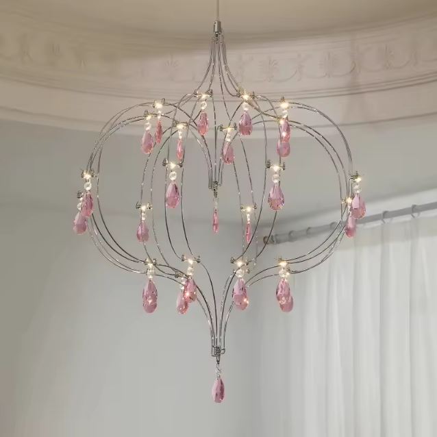 Suspension cœur en acier inoxydable avec pampilles en cristal rose au style élégant et raffiné.