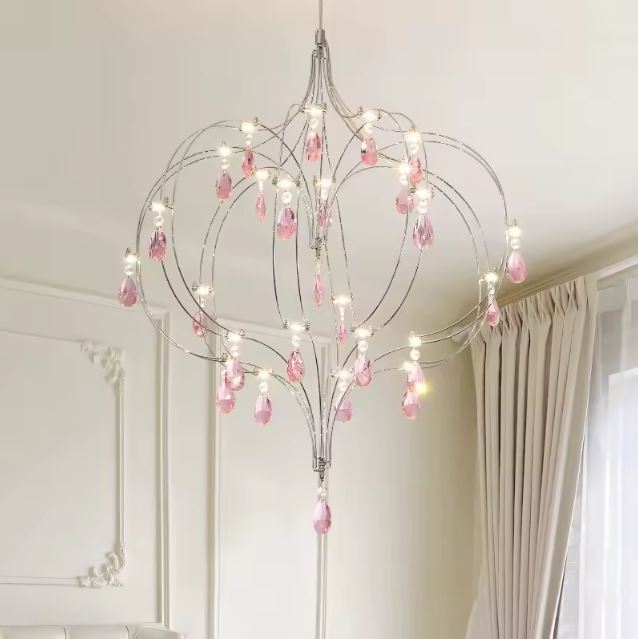Suspension cœur aérienne en acier inoxydable et cristal rose au style féerique et design contemporain.