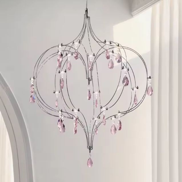 Suspension cœur sculpturale en acier inoxydable avec pampilles en cristal rose au style poétique.