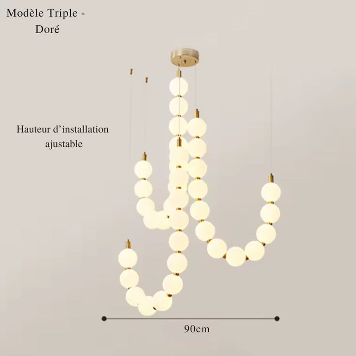 Forme triple en globes lumineux blancs et détails dorés pour une suspension sculpturale de 90 cm