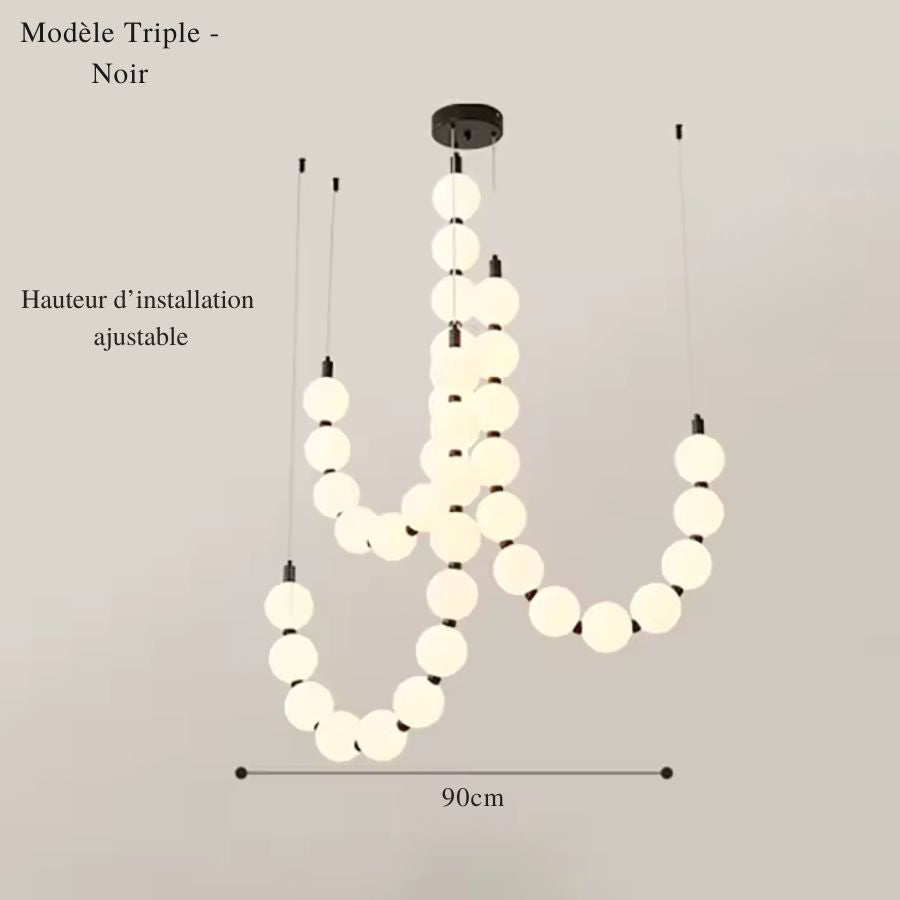 Trois courbes de globes lumineux composent ce lustre noir de 90 cm au style sculptural et aérien